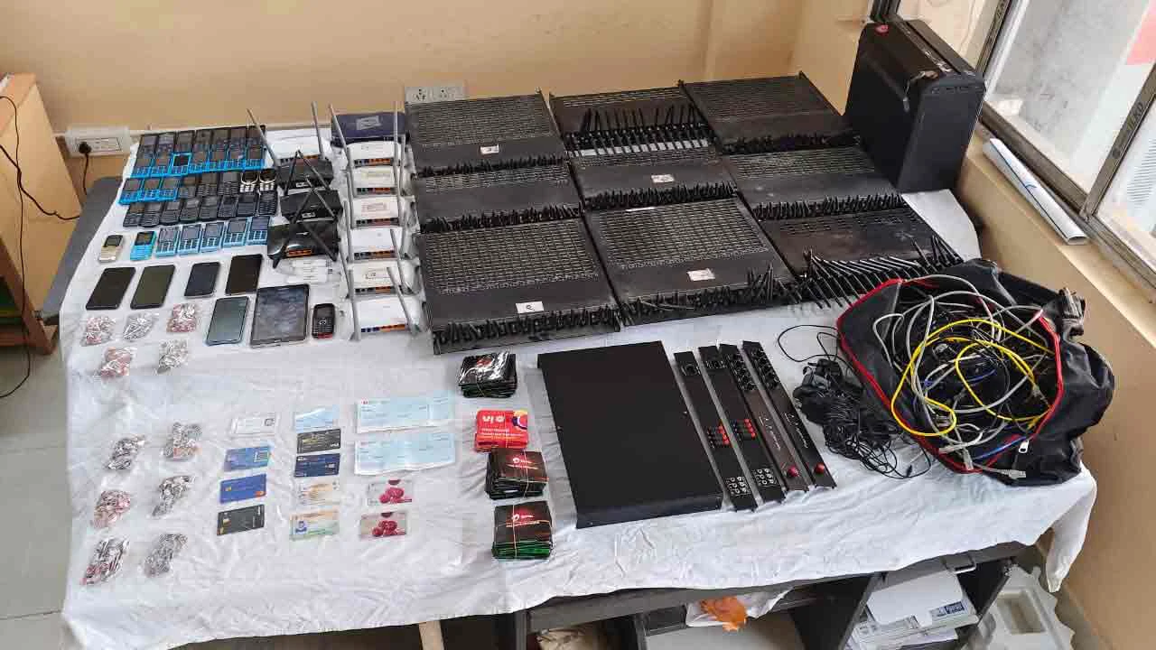 বিধাননগরের ফ্ল্যাটে রমরমিয়ে চলছে আন্তর্জাতিক সিম বক্স জালিয়াতি আর পুলিশের হানায় ফাঁস হলো পর্দা