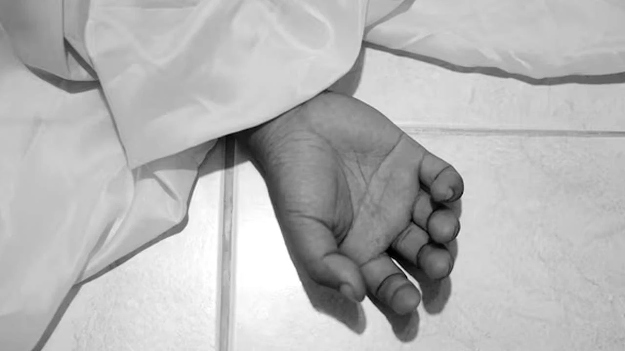 চারু মার্কেটে নাবালকের ঝুলন্ত দেহ উদ্ধার: নেপথ্যে কি মা-বাবার বকাঝকা?