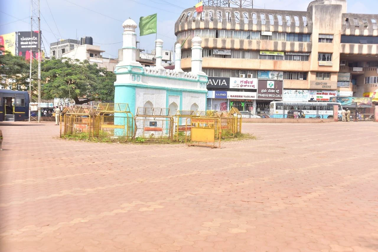 ಹುಬ್ಬಳ್ಳಿ: ಈದ್ಗಾ ಮೈದಾನ ಕಾಂಪೌಂಡ್ ತೆರವು ಪ್ರಕ್ರಿಯೆಗೆ ವಿರೋಧ