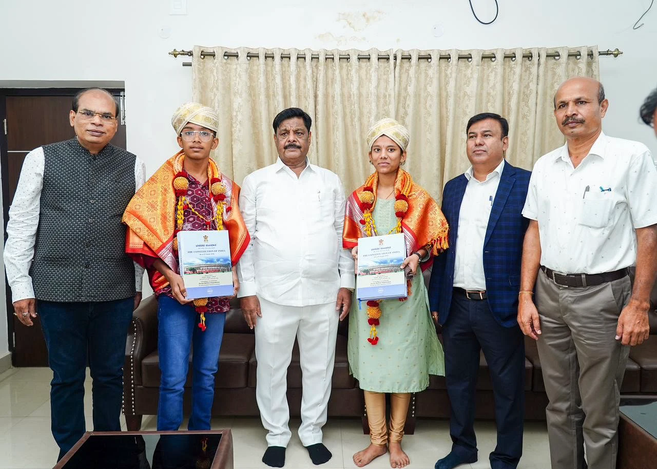 SSLC ಫಲಿತಾಂಶ | 625ಕ್ಕೆ 625 ಅಂಕ: ಅಂಕಿತಾ, ನವನೀತ್‌ಗೆ ಮಹದೇವಪ್ಪ ಸನ್ಮಾನ