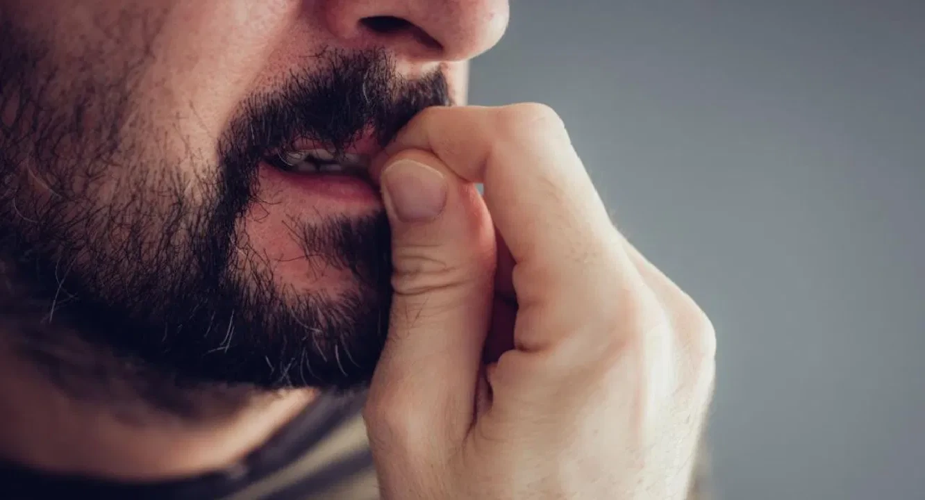 दांतों से नाखून काटने की आदत कहीं आपको बीमार तो नहीं बना रही जानिये इस मानसिक समस्या के गंभीर परिणाम