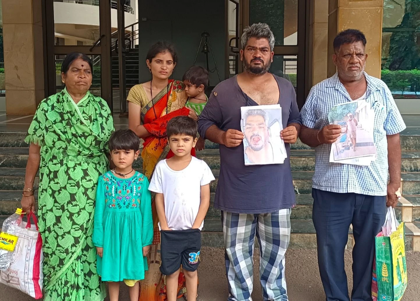 ನ್ಯಾಯ ಕೊಡಿ ಇಲ್ಲವೆ ದಯಾಮರಣಕ್ಕೆ ಅನುಮತಿ ಕೊಡಿ: ತಮ್ಮಣ್ಣ ಕಾಂಬಳೆ ಕುಟುಂಬದ ಧರಣಿ