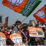 ബിജെപിയുടെ  കൊടിയും ലഘുലേഖകളുമായി ബംഗാളിലെ തെരഞ്ഞെടുപ്പ് ഉദ്യോഗസ്ഥര്‍