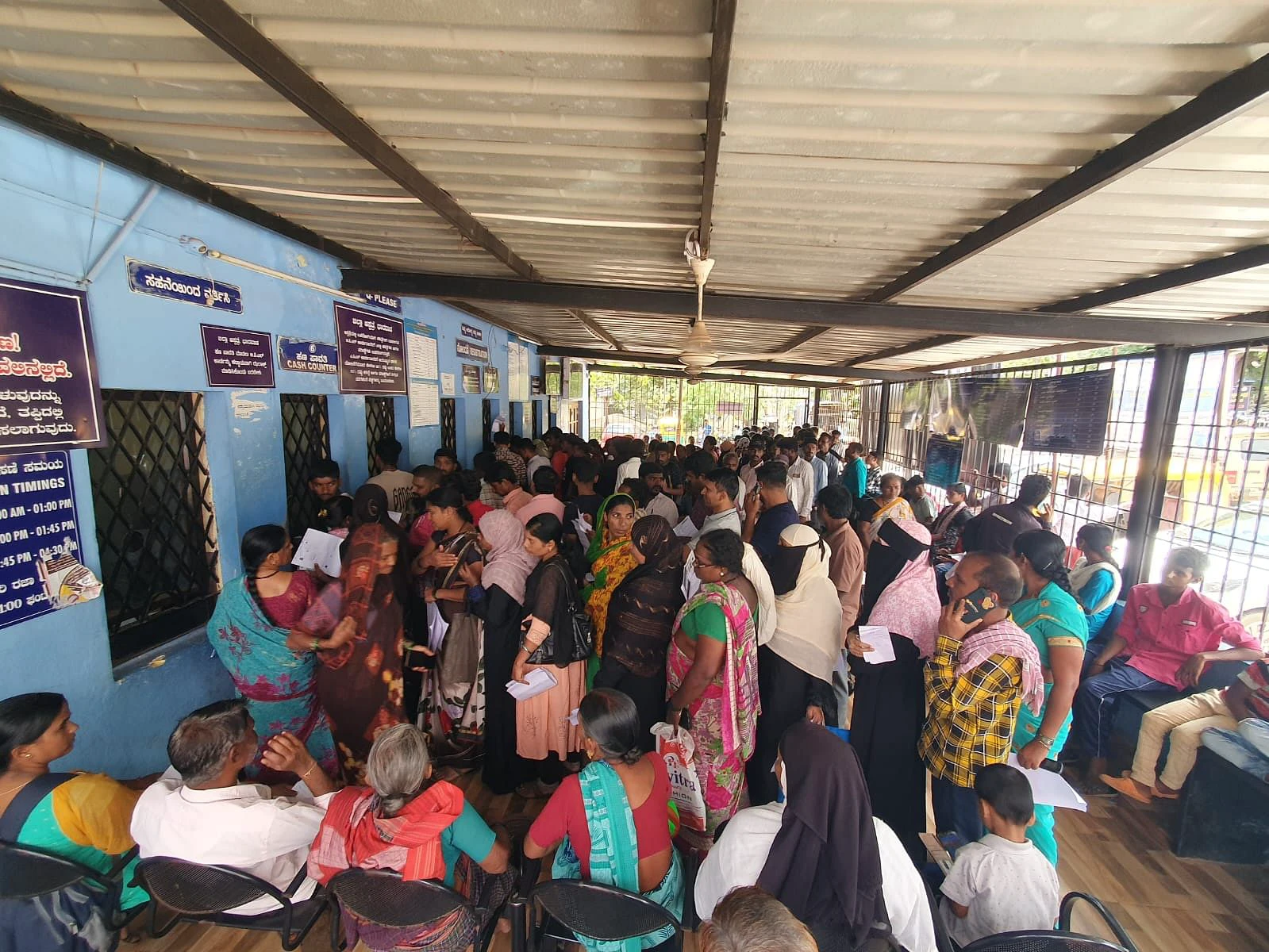 ಧಾರವಾಡ ಜಿಲ್ಲಾಸ್ಪತ್ರೆ: ನೋಂದಣಿಗೆ ಗಂಟೆಗಟ್ಟಲೆ ಕಾಯುವ ಸ್ಥಿತಿ