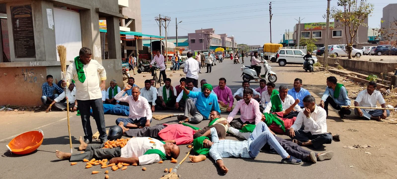 ಬೆಳಗಾವಿ: ರಸ್ತೆ ಮೇಲೆ ಮಲಗಿ ರೈತರ ಆಕ್ರೋಶ