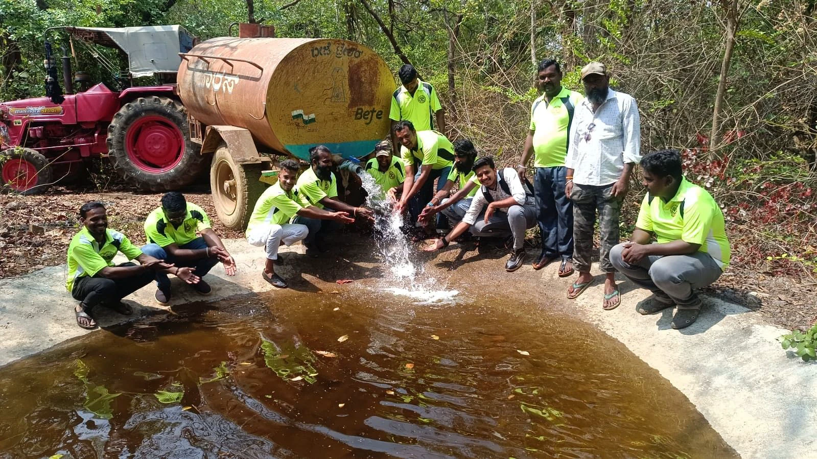 ಹುಬ್ಬಳ್ಳಿ: ಪ್ರಾಣಿಗಳಿಗೆ ನೀರುಣಿಸುವ ಸ್ವಯಂಸೇವಕರು