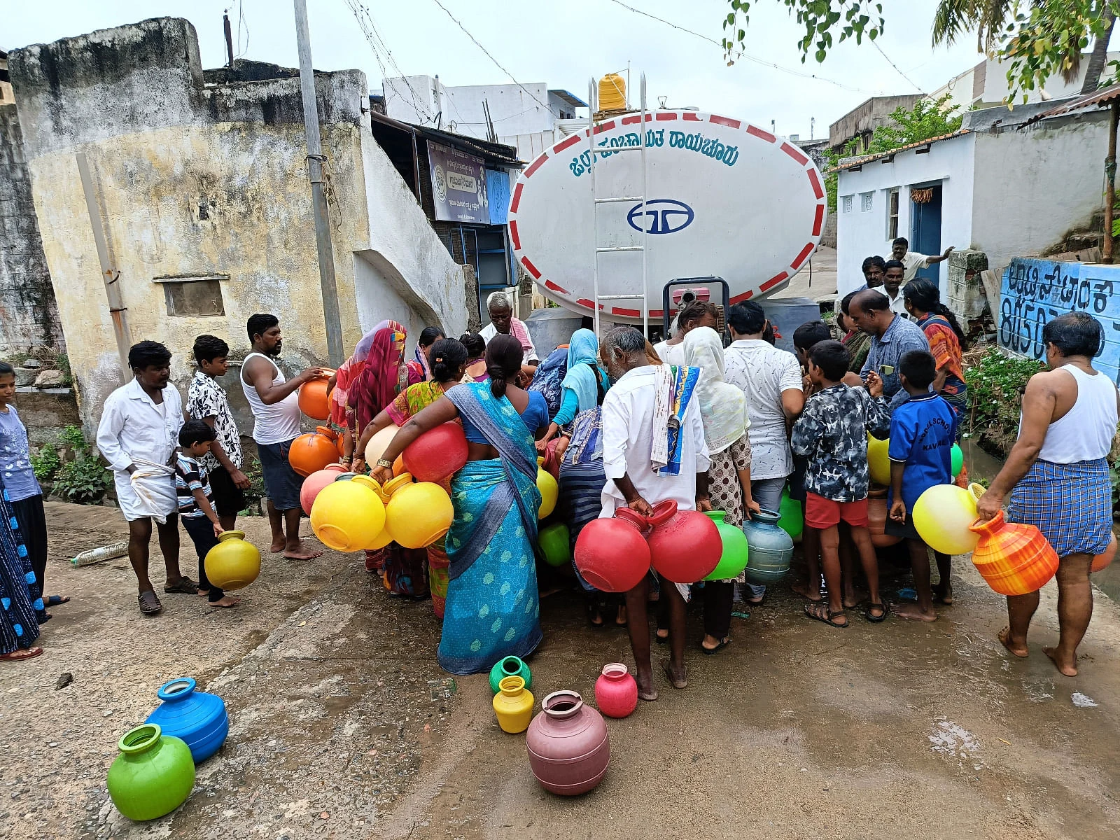 ಬಗೆಹರಿಯದ ನೀರಿನ ಸಮಸ್ಯೆ: ಸರ್ಕಾರದ ಮಾತಿಗೆ ಇಲ್ಲಿ ಕವಡೆ ಕಾಸಿನ ಬೆಲೆ ಇಲ್ಲ