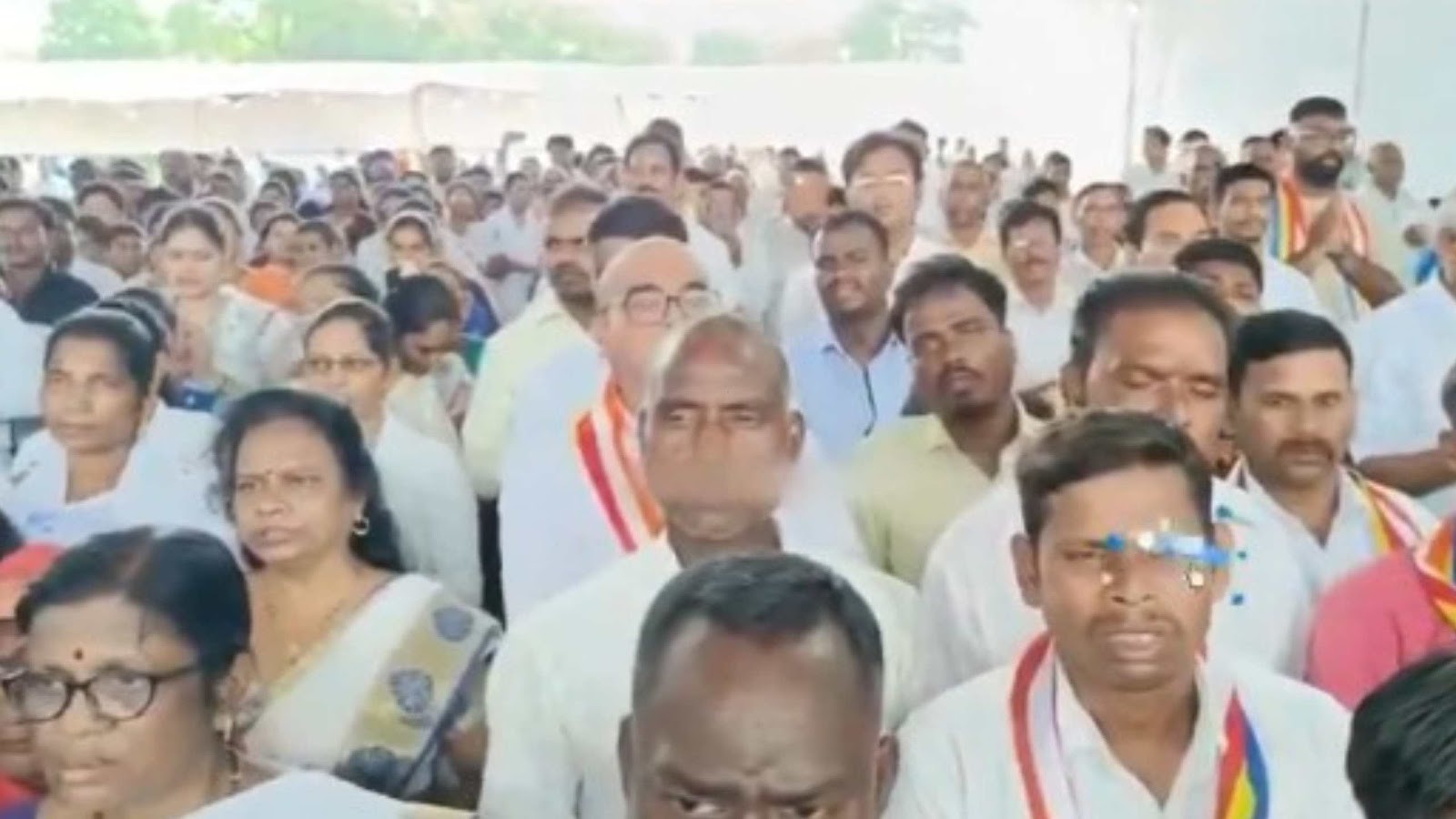 सामूहिक रूप से 5500 लोगों ने किया हिन्दू धर्म का त्यागआखिर क्यों भा “ • ˌ सामूहिक रूप से 5500 लोगों ने किया हिन्दू धर्म का त्यागआखिर क्यों भा “ • ˌ