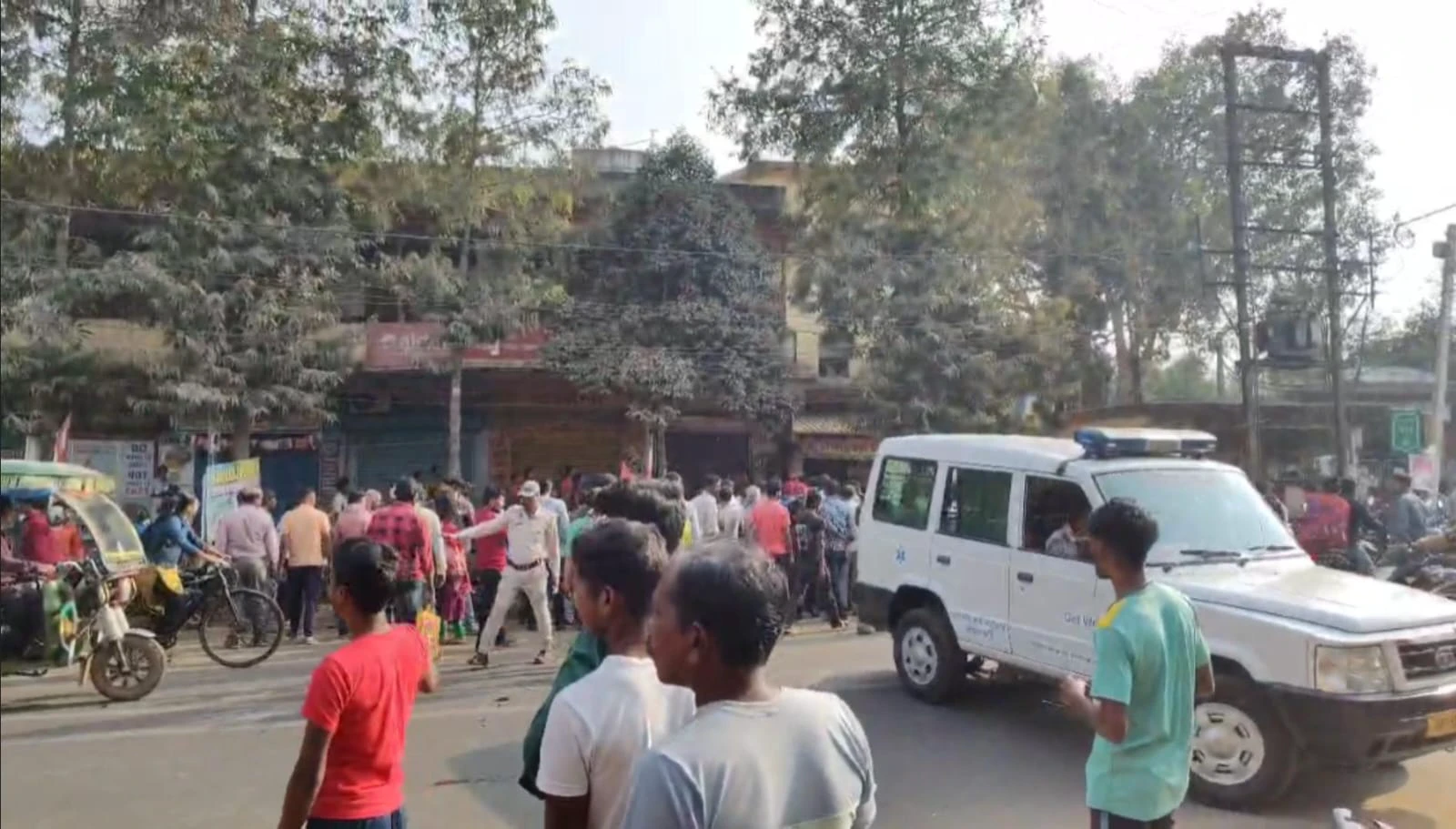 গড়বেতায় দুই বাইকের মুখোমুখি সংঘর্ষ: আহত ৩, এলাকায় তীব্র চাঞ্চল্য