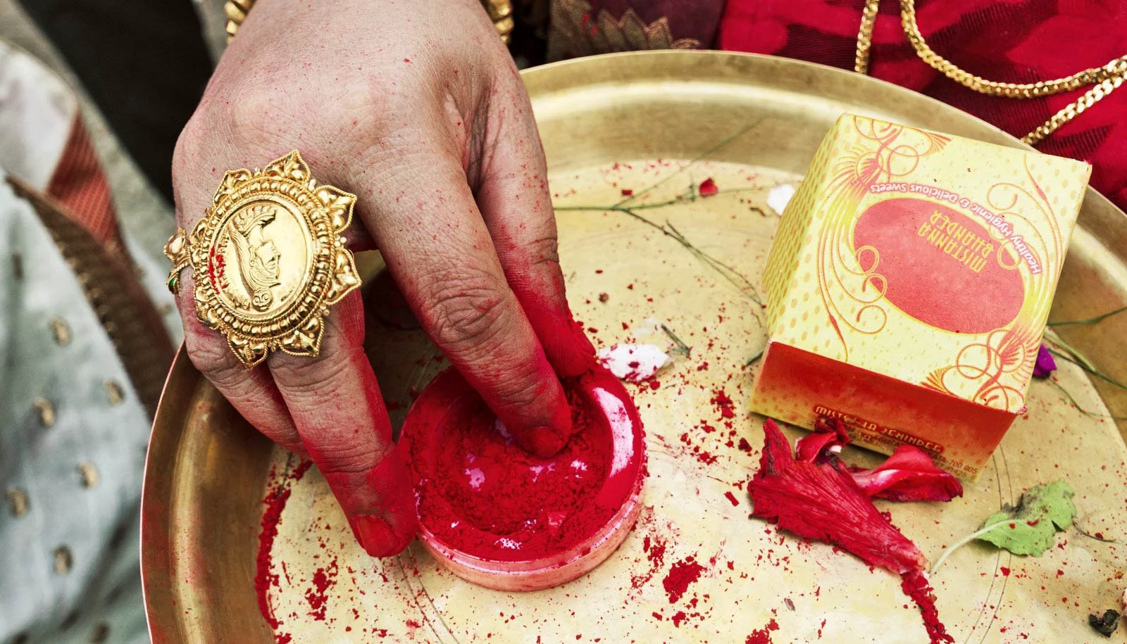 सावधान कहीं आपकी मांग में जहर तो नहीं घोल रहा नकली सिंदूर ऐसे करें असली की पहचान