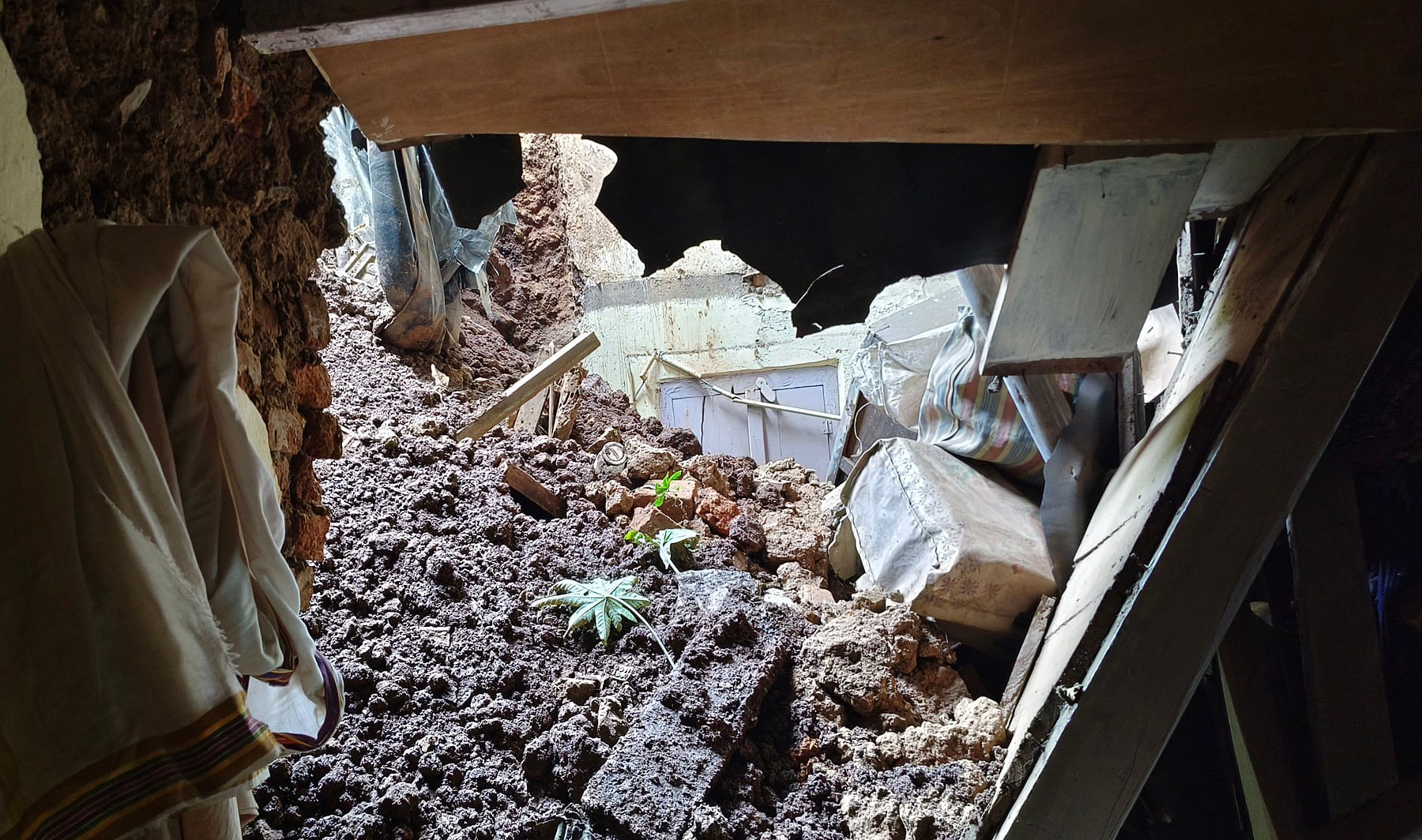 ಚನ್ನಮ್ಮನ ಕಿತ್ತೂರು | ಮನೆ ಗೋಡೆ ಕುಸಿತ: ತಪ್ಪಿದ ದುರಂತ