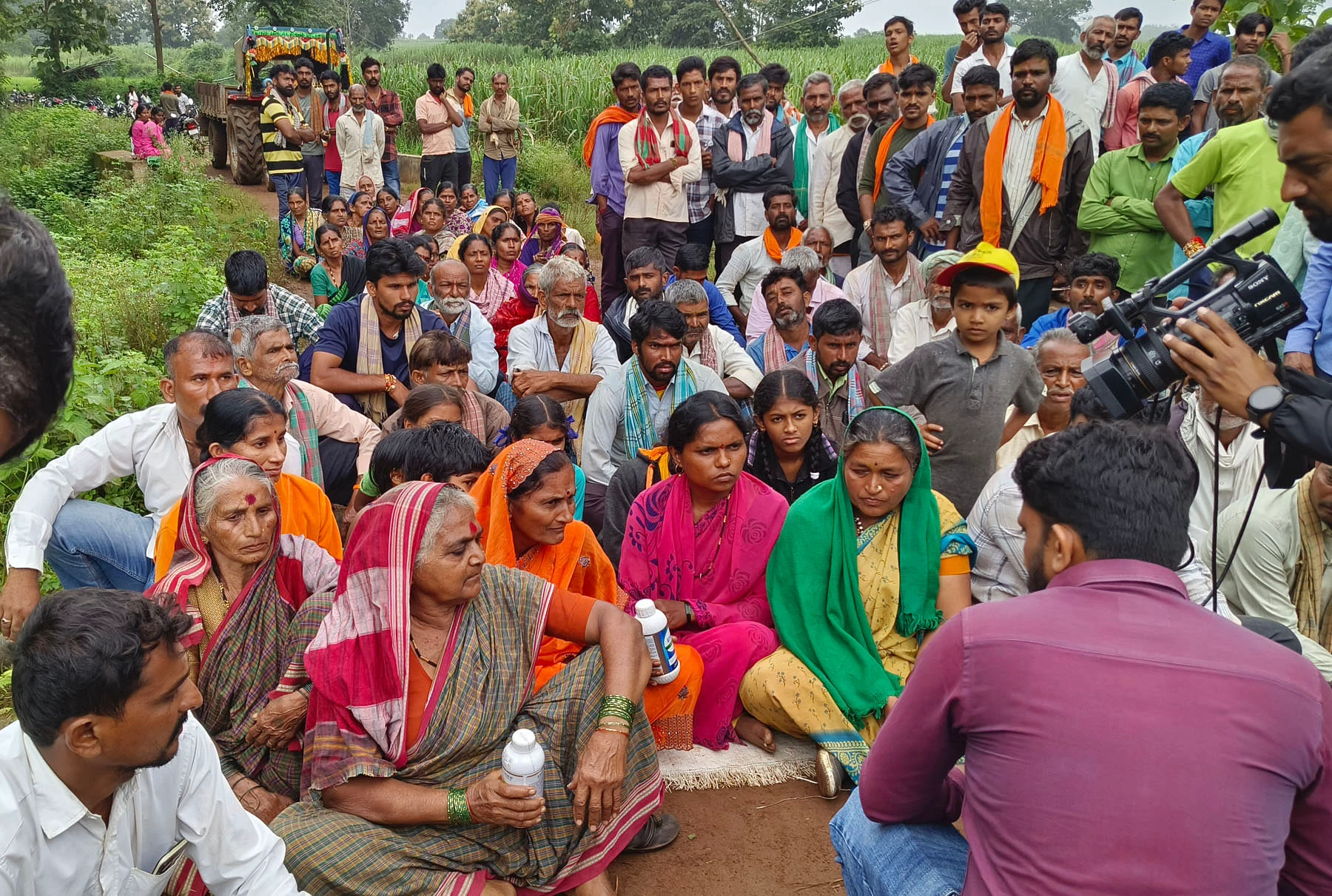 ಒಕ್ಕಲೆಬ್ಬಿಸಲು ಬಂದ ಅರಣ್ಯಾಧಿಕಾರಿಗಳು: ವಿಷದ ಬಾಟಲಿ ಹಿಡಿದು ಕುಳಿತ ಮಹಿಳೆಯರು