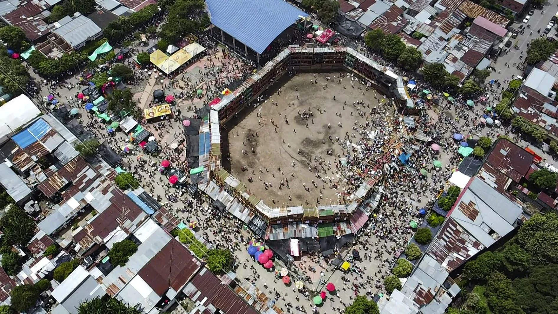 Video: Wooden Stand Collapses on Spectators in Colombia Bullring; 4 Killed, Dozens Injured
