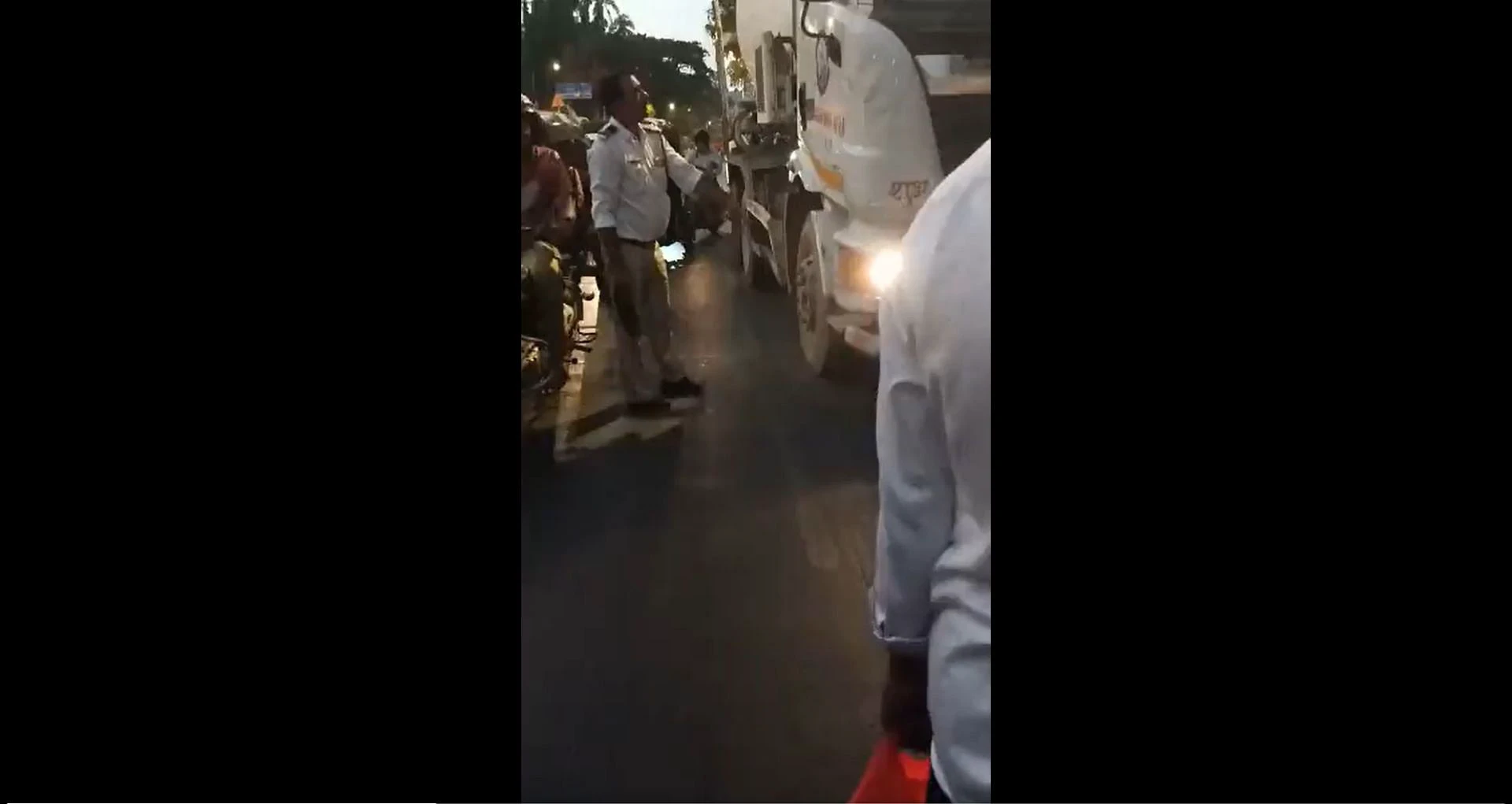 Watch: Mumbai Traffic cop abuses truck driver in Jogeshwari; video surfaces