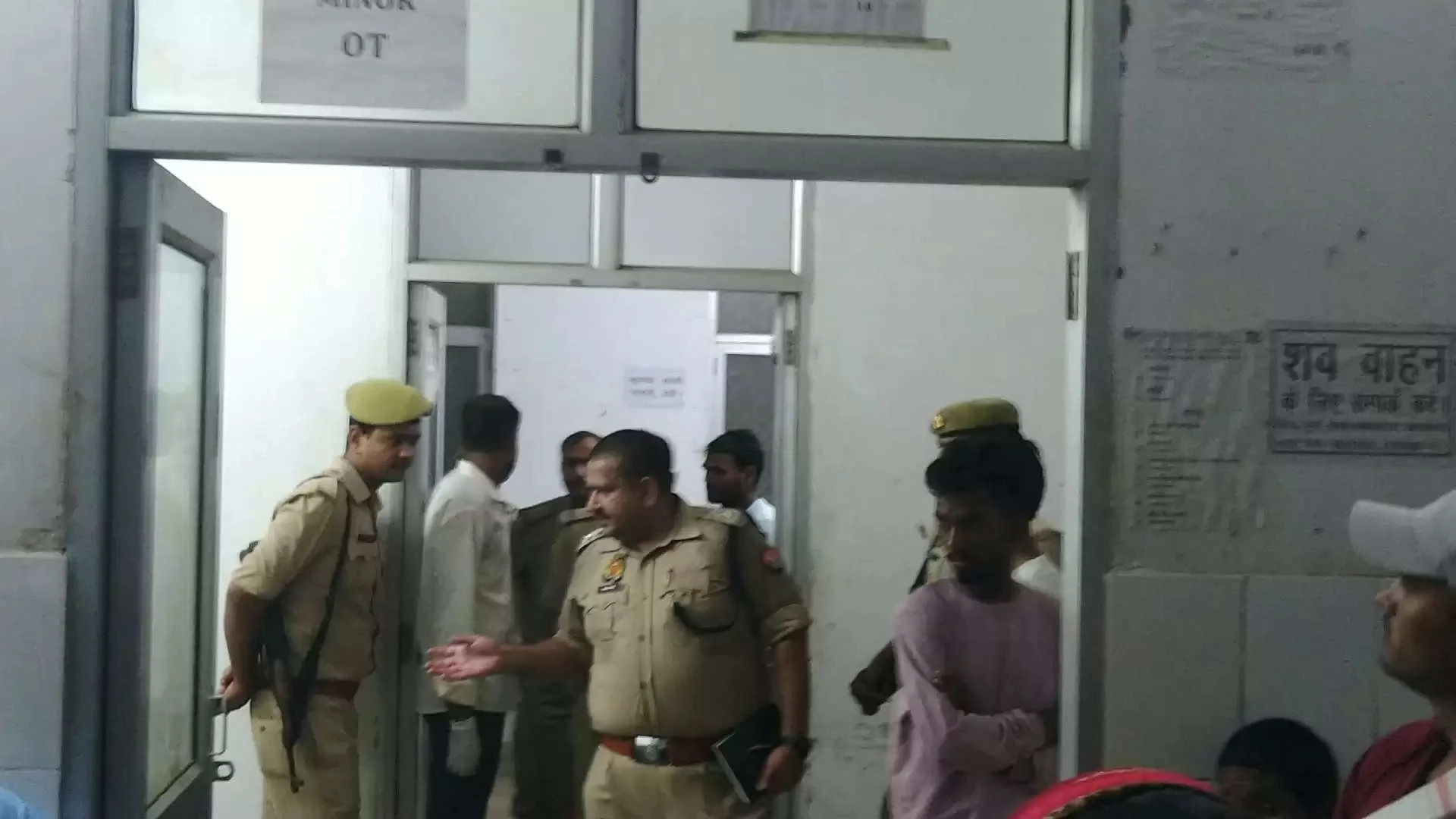 UP Crime: देवरिया में पुरानी रंजिश में युवती पर फेंका तेजाब, पीड़िता अस्पताल में भर्ती