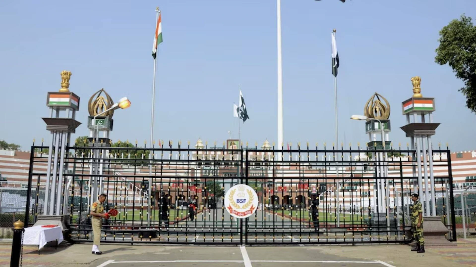 पाकिस्तान ने अपने ही नागरिकों को वापस लेने से किया इनकार! अटारी बॉर्डर पर सारे काउंटर बंद; हार्ट अटैक से बुजुर्ग की मौत