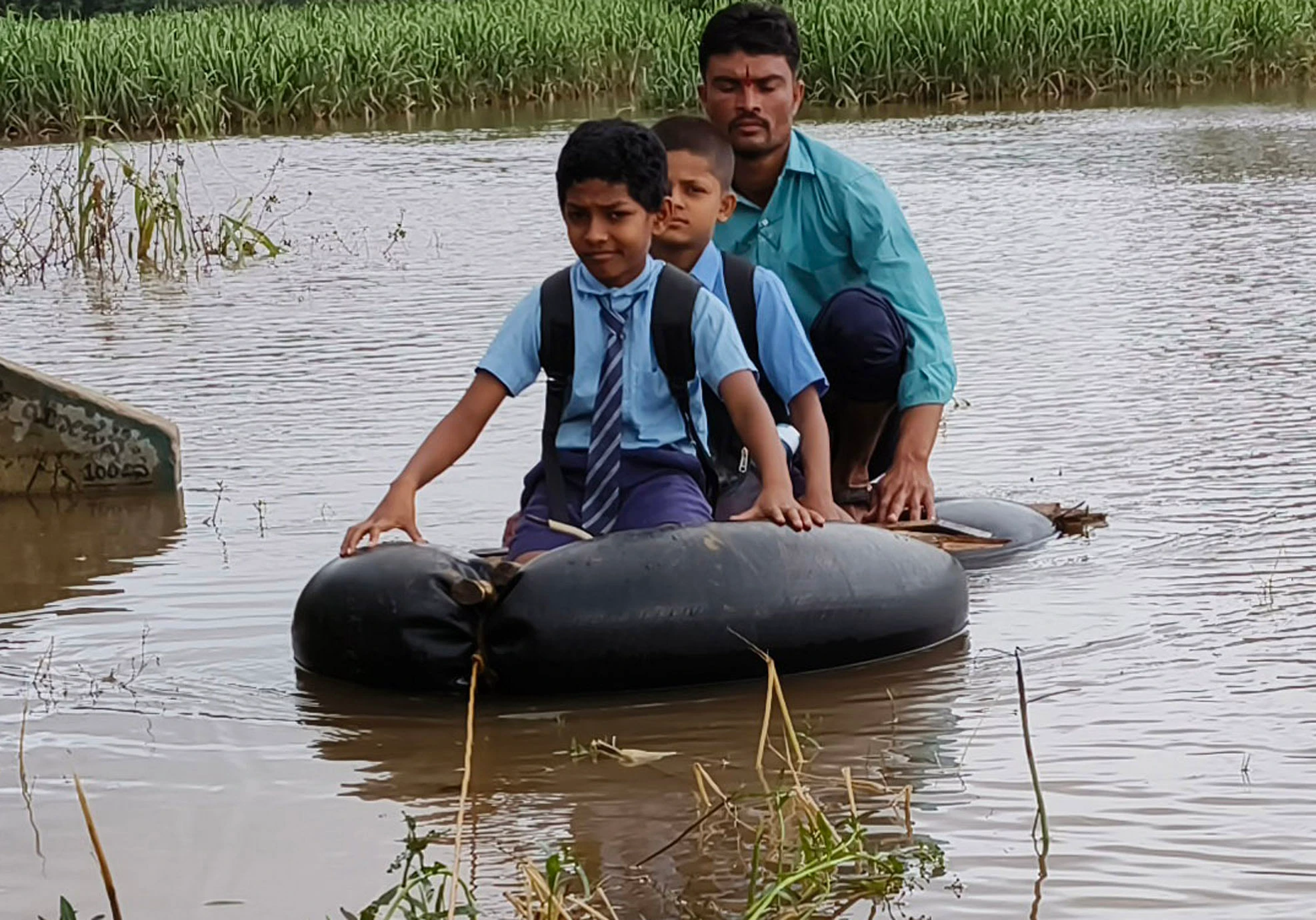 ನಿಂಗಾಪುರ: ಮಳೆಗಾಲದಲ್ಲಿ 'ಟ್ಯೂಬ್ ತೆಪ್ಪ'ದಲ್ಲೇ ಪಯಣ