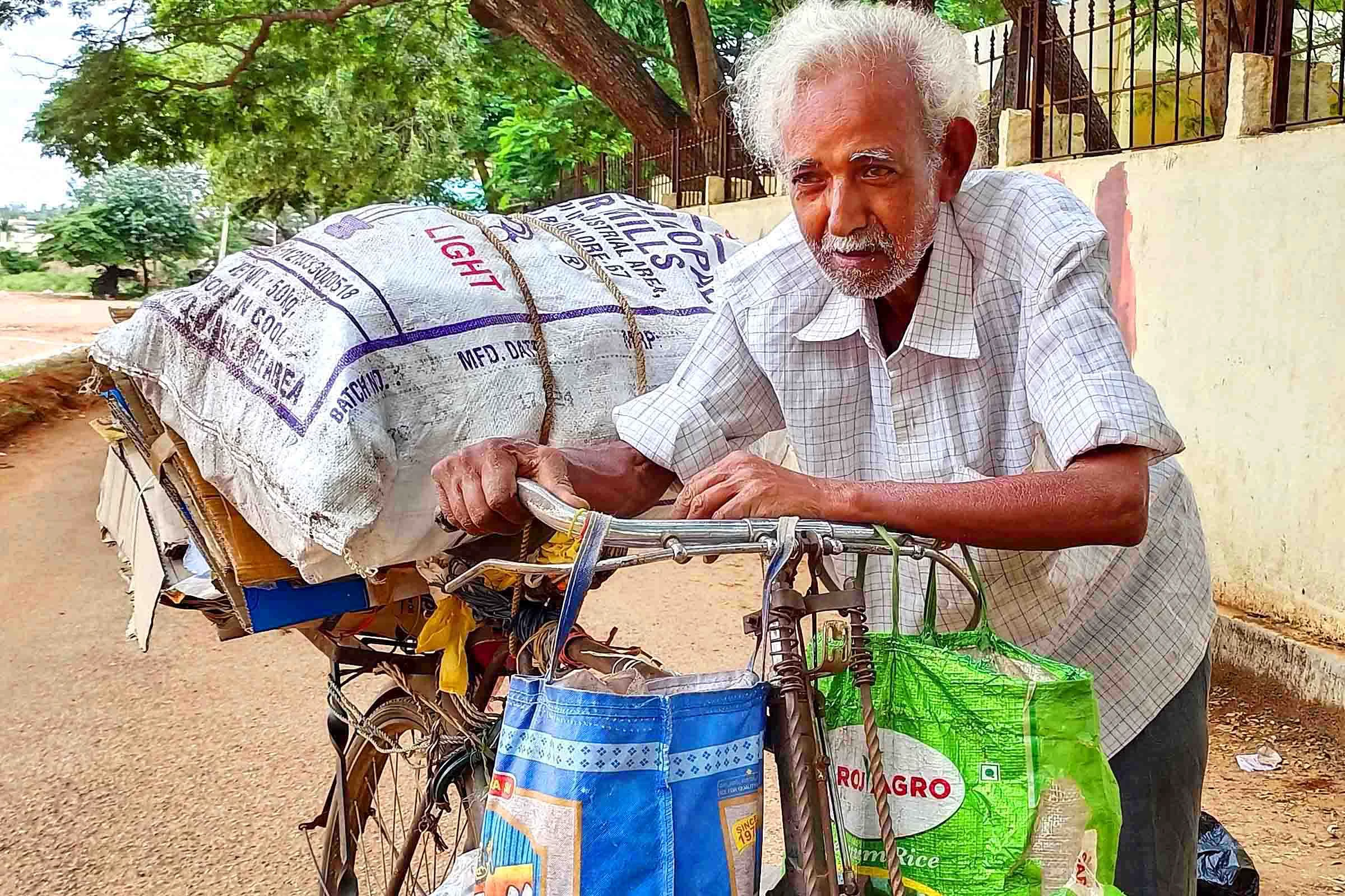 ವಿಜಯಪುರ: ಖಾಲಿ ಬಾಟಲಿಯೇ ಹಿರಿ ಜೀವಕ್ಕೆ ಆಧಾರ