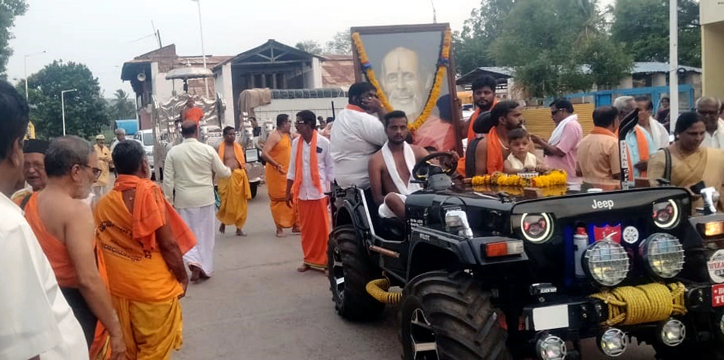 ರಾಮದುರ್ಗ | ಪೇಜಾವರ ವಿಶ್ವಪ್ರಸನ್ನ ತೀರ್ಥರ ಪುರಪ್ರವೇಶ: ಅದ್ದೂರಿ ಸ್ವಾಗತ