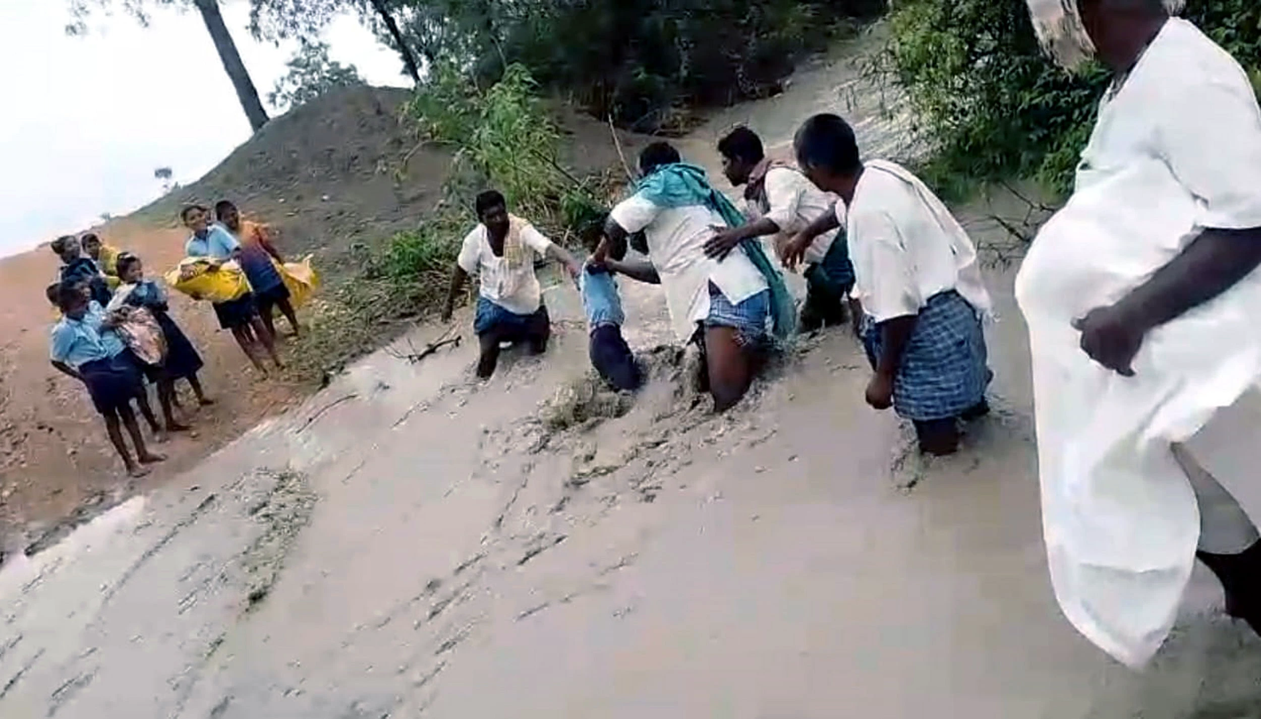 ಹರಿಯುವ ಹಳ್ಳ: ಅಕ್ಷರ ಕಲಿಕೆಗೆ ಮಕ್ಕಳ ಹರಸಾಹಸ