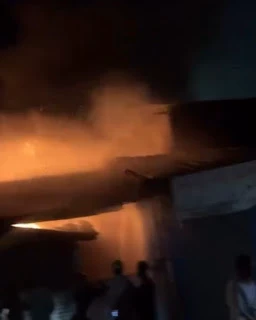 गुरंदी के गल्ला मार्केट में देर रात लगी भीषण आग, आसमान में छाया रहा धुएं का गुबार, लाखों का नुकसान