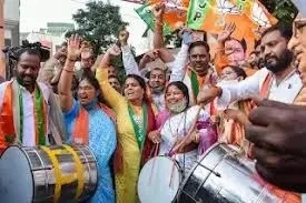 తెలంగాణాలో కాంగ్రెస్, బీజేపీ సంబురాలు