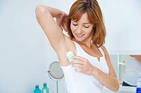 पसीने की बदबू से हैं परेशान? गर्मी में भी दिनभर महकेगा आपका शरीर, बस परफ्यूम लगाते समय अपनाएं ये 5 सीक्रेट ट्रिक्स