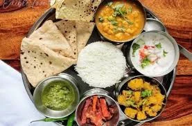 BUSINESS : युद्ध के बीच सस्ती हो गई थाली, आलू-प्याज ने दी राहत, जानें वेज-नॉनवेज प्लेट का हाल