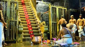 சபரிமலை ஐயப்பன் கோயில் படி பூஜையின் சிறப்புகள்!