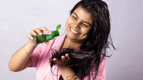 மழைக்காலத்தில் தலைக்கு எண்ணெய் வைக்கும் முன் இத தெரிஞ்சுக்கோங்க!