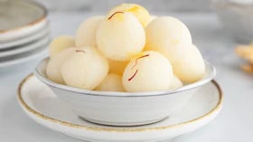 பெங்காலி ஸ்பெஷல் ரசகுல்லா-நேந்திரம் சிப்ஸ் வீட்டிலேயே செய்யலாம் வாங்க!