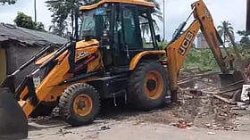 বেআইনি দোকান থেকে চোলাই মদের ভাটি, গুঁড়িয়ে দিচ্ছে বুলডোজ়ার