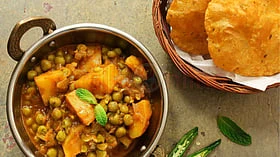 உளுந்துமாவில் பூரியும், தொட்டுக்க கடலைக் குழம்பும்!