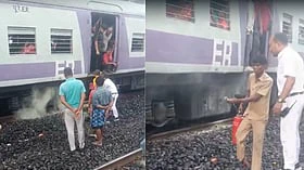 শিয়ালদহগামী বনগাঁ লোকালে ধোঁয়া, আতঙ্ক সংহতি স্টেশনে