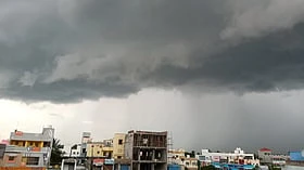 சில்லென்று துவங்கியது மே மாதம்.. கருமேகங்கள் சூழ்ந்த காலை வேளை!