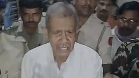 নবদ্বীপে ক্লাবঘর থেকে উদ্ধার সরকারি ত্রাণসামগ্রী, গ্রেপ্তার পুরসভার চেয়ারম্যান