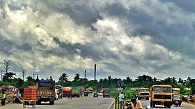 ঝড়-বৃষ্টিতে গাছ উপড়ে বিপর্যস্ত জনজীবন