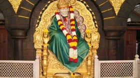 தனது பக்தர்களை நூல் கொண்டு கட்டி இழுக்கும் ஷீரடி சாயி பாபா!