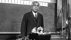 Bose delivering a lecture on the nervous system of plants at the Sorbonne, Paris, 1926