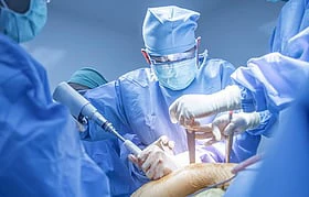 விண்வெளி தொழில்நுட்பம் இனி உங்கள் தோள்பட்டையில்! சிங்கப்பூர் மருத்துவர்களின் அதிரடி சாதனை - நோயாளிகளுக்குப் புதிய நம்பிக்கை!