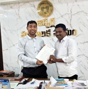 సిసి రోడ్డు నిర్మాణాన్ని పూర్తి చేయండి: మాజీ కౌన్సిలర్ బుక్క మహేష్