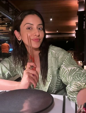 इंटरनेशनल सुशी डे पर रकुल प्रीत ने फैंस को दी शुभकामनाएं, शेयर की फोटो