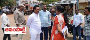 రోడ్డు విస్తరణ కోసం స్థల పరిశీలన చేసిన మున్సిపల్ చైర్మన్