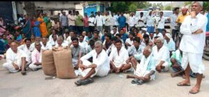 రైతు లేనిదే రాజ్యం లేదు. రైతుల ధర్నా