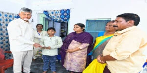 వీరంకి లాకు గ్రామంలో భవన నిర్మాణ కార్మికులను కలిసిన సీఎం చంద్రబాబు