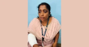 മുക്കം നഗരസഭാ ഓഫീസില്‍ അതിക്രമം; യുവതി റവന്യൂ ഇൻസ്പെക്ടറുടെ കൈ കടിച്ചുപരിക്കേല്‍പ്പിച്ചു | Mukkam Municipality Attack