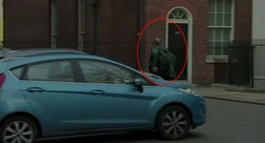 యూకే ప్రధానికి కరోనా.. సలహాదారు పరుగో పరుగు!