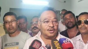 "বিজেপির হতে পতাকা নিয়ে তৃণমূল কংগ্রেসের সমর্থকরা অশান্তি করলে তার দায়িত্ব বিজেপি নেবে না" জানালেন বিজেপি রাজ্য সভাপতি শমিক ভট্টাচার্য।