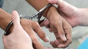 2 held for selling fake currency