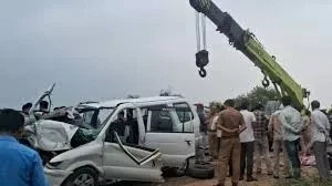 अयोध्या से लौट रही टवेरा कार ट्रक में घुसी, 6 की मौत,4 गंभीर